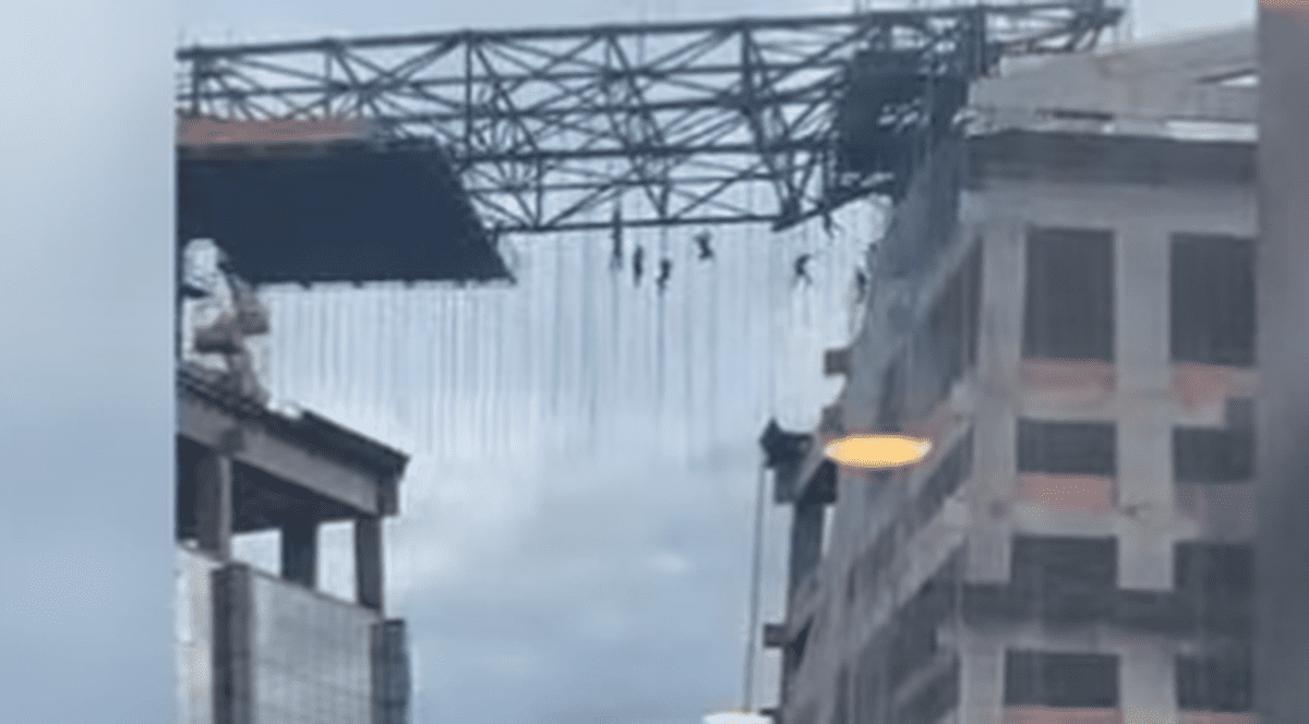 Un muncitor a murit și alți 7 au rămas agățați de cabluri la 140 de metri înălțime, după ce schela pe care lucrau s-a prăbușit, la Sao Paolo