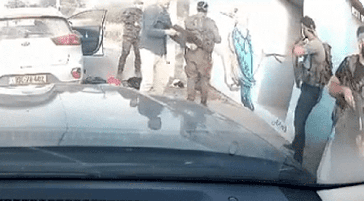 Teroriștii Hamas s-au filmat când aruncă grenade într-un adăpost în care se aflau israelieni: „Buncăr stropit cu sânge până în tavan”