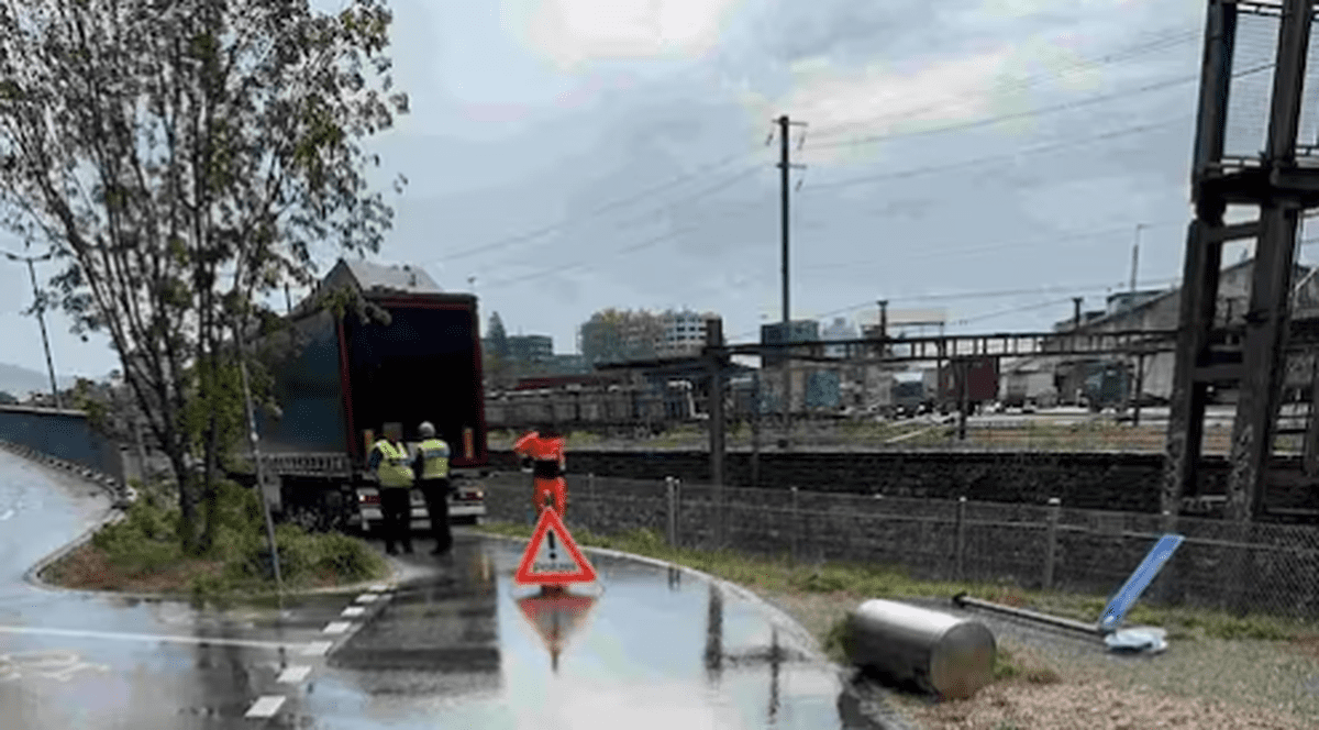 Un șofer beat a rămas blocat cu camionul pe o pistă de biciclete din orașul Basel