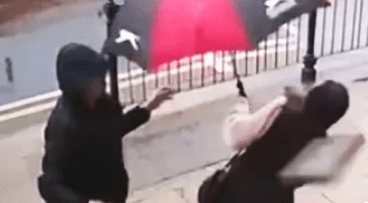 Momentul în care un bărbat aruncă o pavelă într-o femeie care poartă hijab, în Marea Britanie. Suspectul a fost arestat