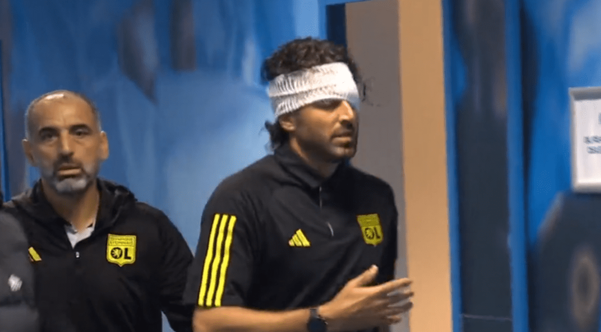 Meciul Marseille - Lyon nu s-a mai jucat, după ce autocarul oaspeților a fost atacat cu pietre, iar antrenorul Fabio Grosso a fost umplut de sânge