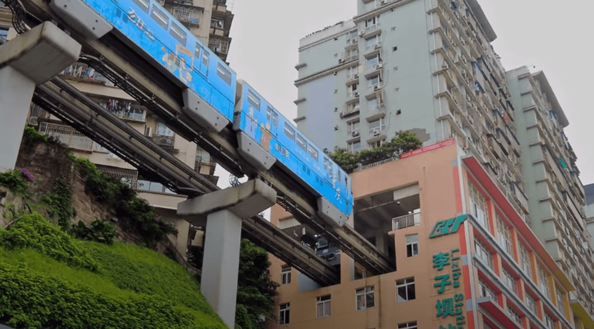 „Obiectiv turistic”. Metroul chinezesc care intră prin bloc și are stație la etajul al 19-lea. VIDEO