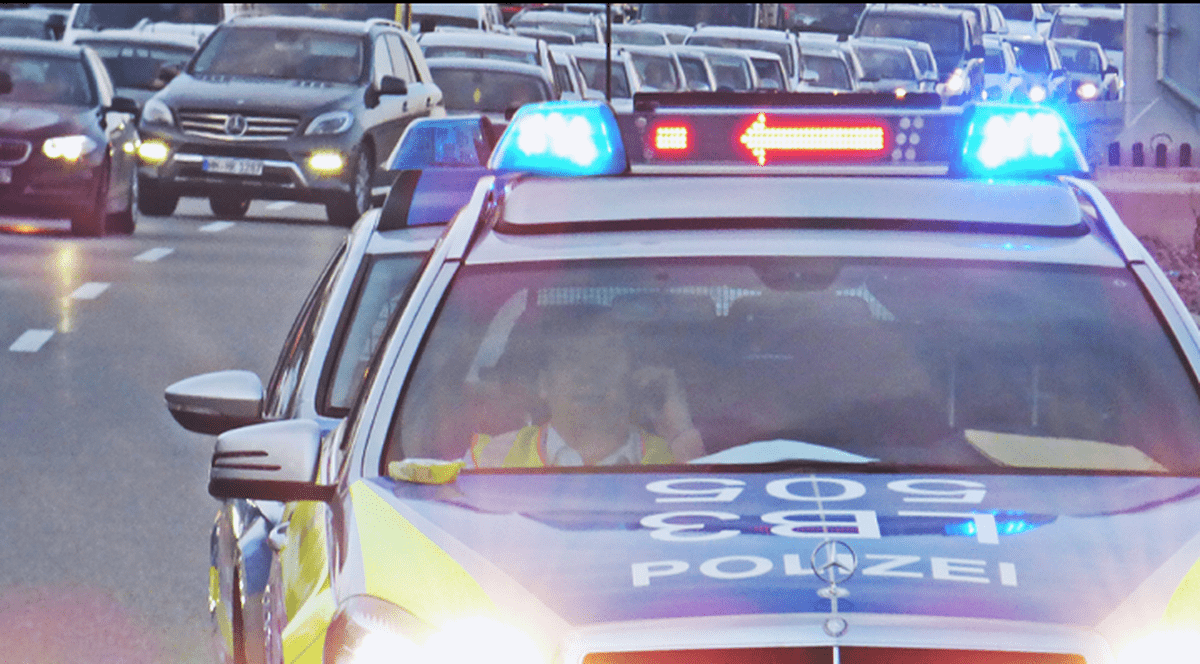 Un șofer beat a oprit camionul pe banda din mijloc a autostrăzii și s-a culcat, în Germania