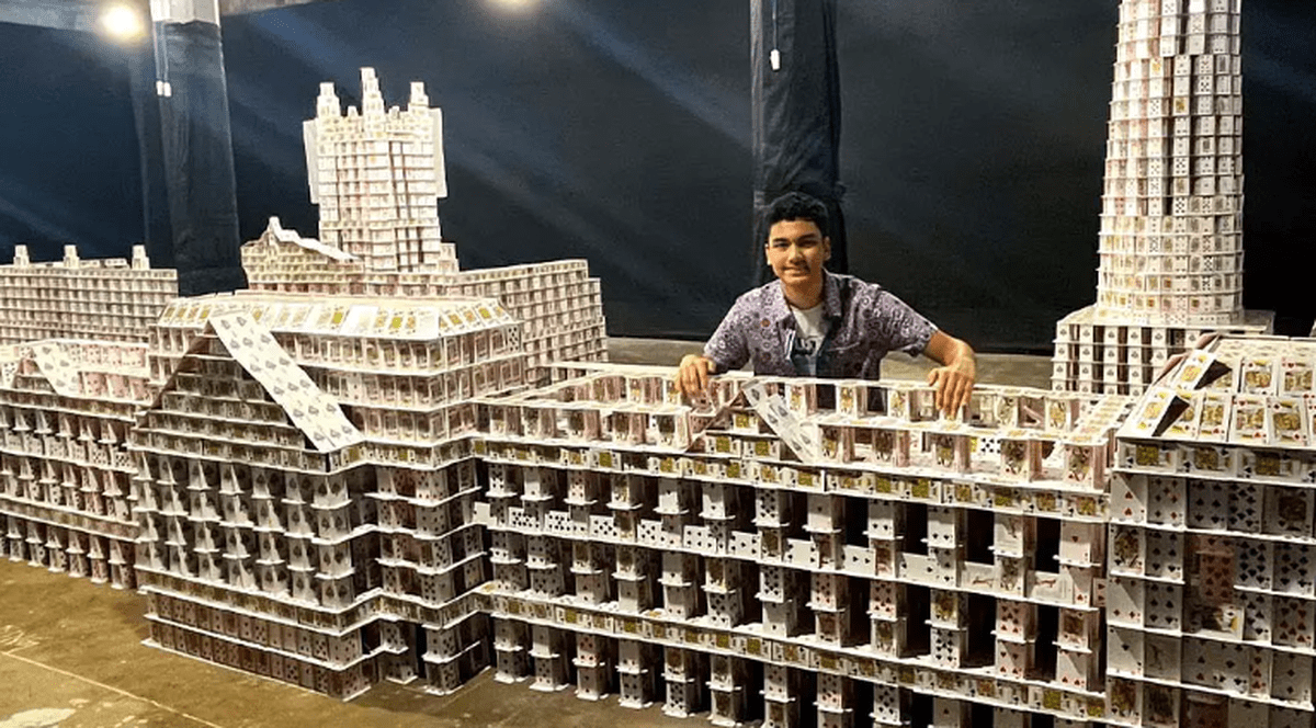 Un adolescent indian a realizat cea mai mare construcție din cărți de joc din lume și a intrat în Cartea Recordurilor