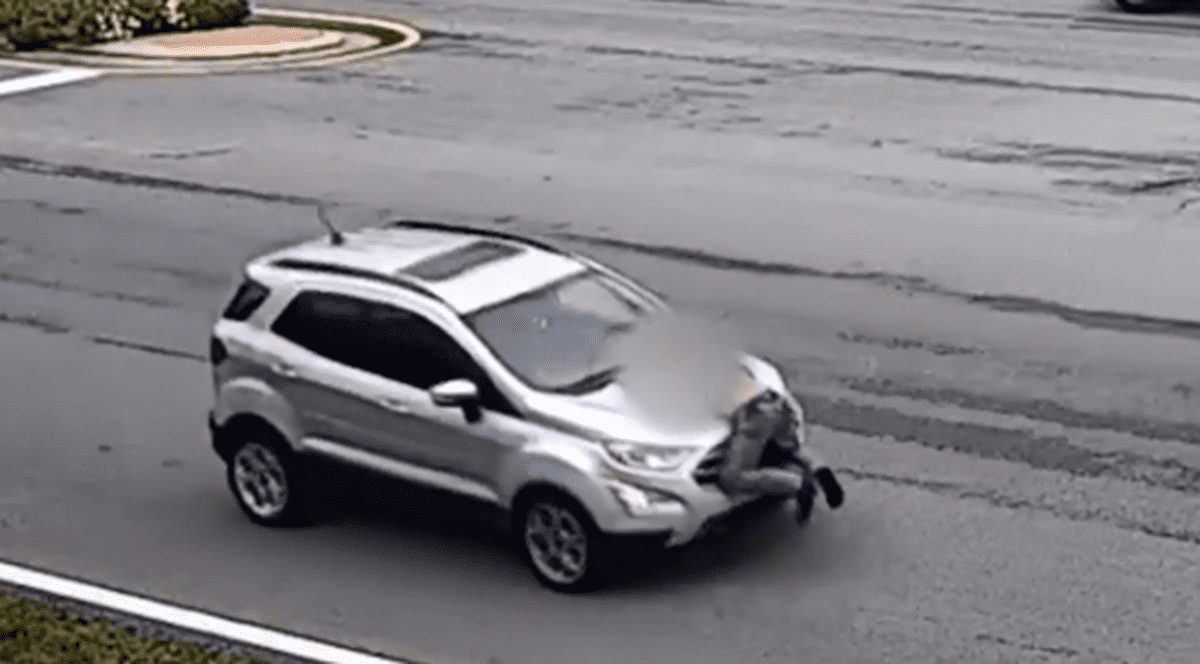 O șoferiță a lovit un bărbat și a fugit cu el pe capotă peste 3 kilometri, cu 80 km/ h, până a prins-o poliția și a încătușat-o, în SUA