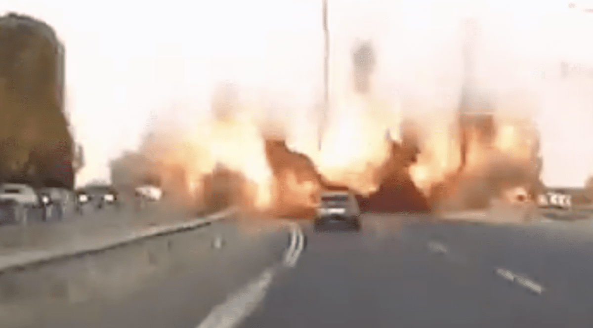Momentul în care o rachetă cade pe o autostradă de lângă Ashdod, printre mai multe mașini. 3 oameni au fost răniți | VIDEO