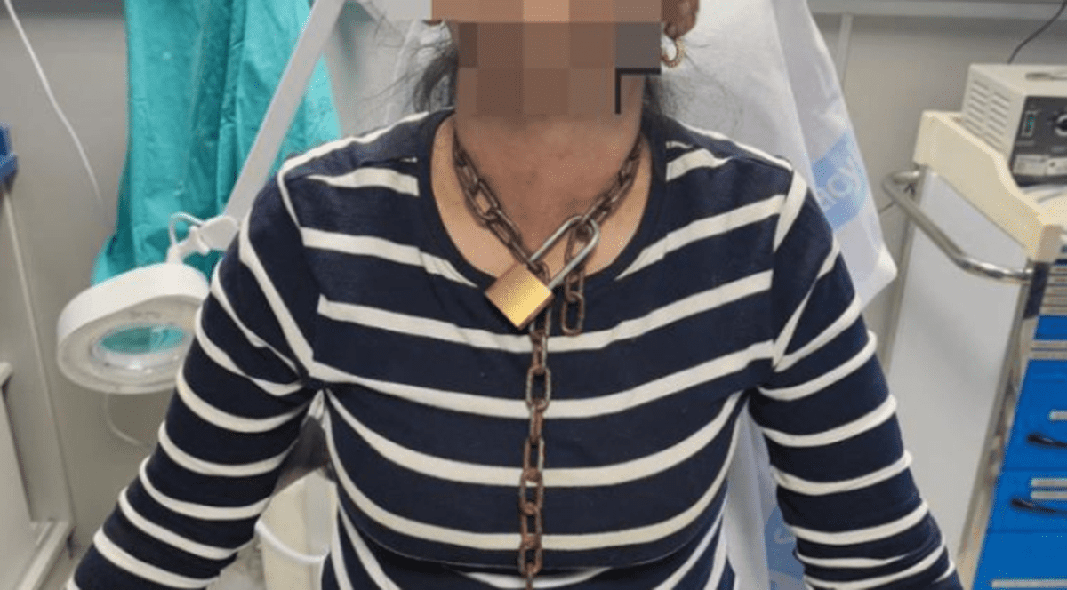 O femeie a ajuns la spital cu un lanț legat în jurul gâtului, după ce a reușit să scape de bărbatul care a răpit-o, în Spania