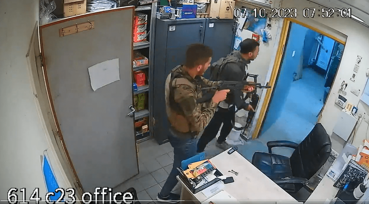 Luptătorii Hamas iau cu asalt și jefuiesc o benzinărie din sudul Israelului, în timpul atacului din 7 octombrie. Doi angajați s-au ascuns în congelator | VIDEO