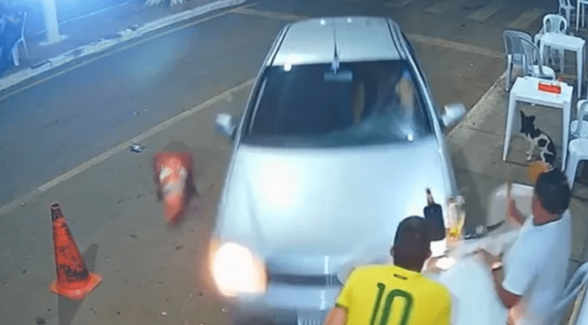 O tânără beată a fost arestată după ce a intrat cu mașina în masa terasei unde se distra iubitul ei. Ce explicații a dat poliției braziliene