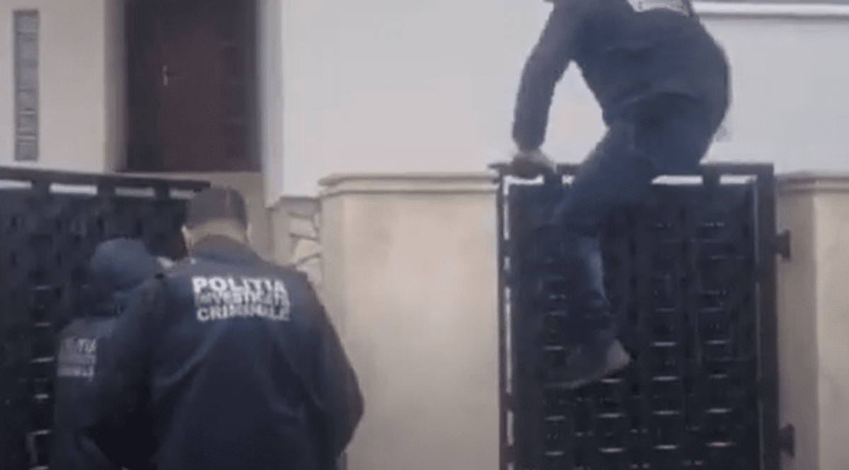 FAZA ZILEI: Unul sare gardul, altul intră pe poarta descuiată. Momentul în care polițiștii îl caută, fără succes, pe Cherecheș la el acasă - VIDEO