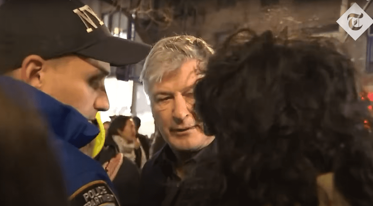 Alec Baldwin, implicat într-o altercație aprinsă în timpul unui marș pro-Palestina la New York: „Taci dracului din gură!”. Actorul, escortat de poliție | VIDEO