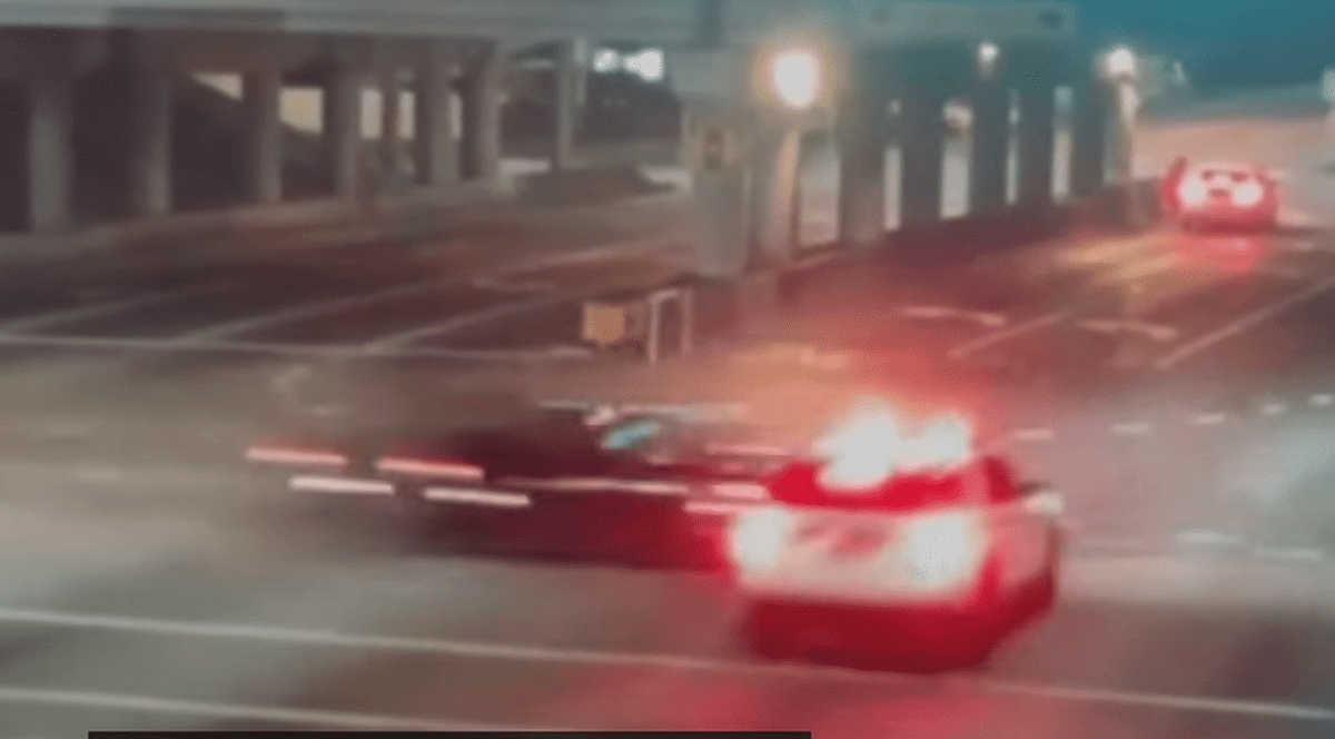 Momentul în care mașina condusă de un șofer beat trece pe roșu și lovește violent vehiculul unui polițist din SUA | VIDEO