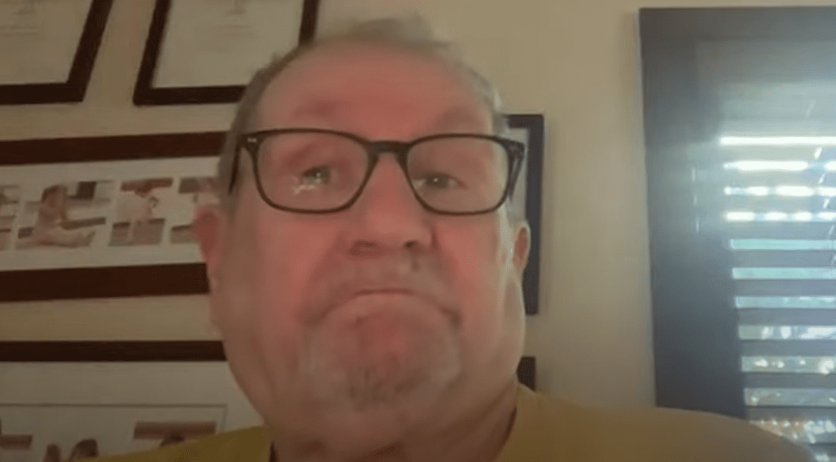 Actorul Ed O'Neill, „Al Bundy” din serialul de comedie, renunță la titlul onorific de doctor primit de la universitatea pe care a absolvit-o. Care este motivul