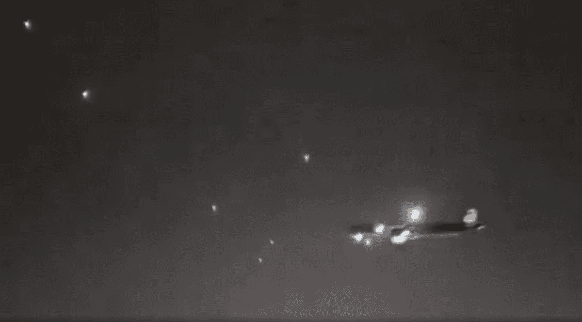 Imagini cu un avion care aterizează la Tel Aviv în mijlocul unui val de rachete lansate din Fâșia Gaza | VIDEO