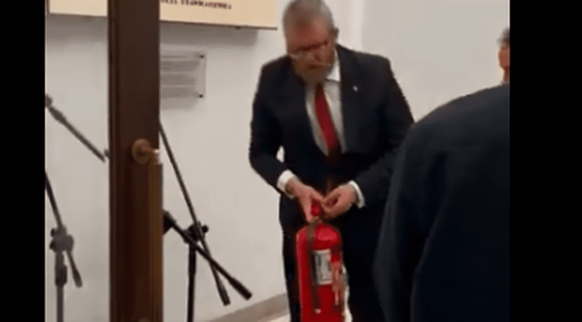 „O rușine”. Un deputat de extremă dreapta a stins cu extinctorul lumânările de Hanuka, în parlamentul polonez | VIDEO