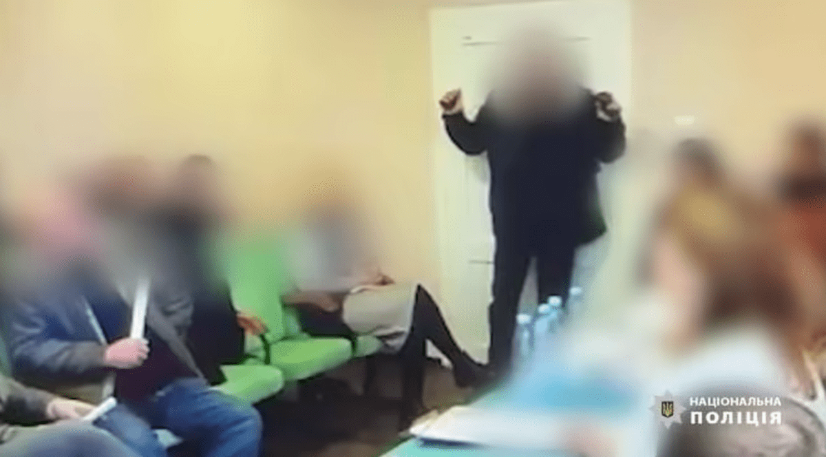 Noi detalii despre atentatul cu grenade din sala de consiliu local din Transcarpatia. Ce au găsit polițiștii în casa deputatului care le-a detonat
