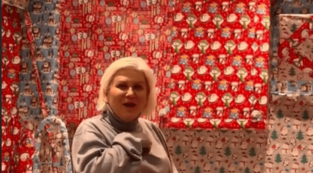 De Crăciun, un britanic și-a „poleit” toată casa cu hârtie de împachetat cadouri. Cât a durat și cât a costat totul | VIDEO