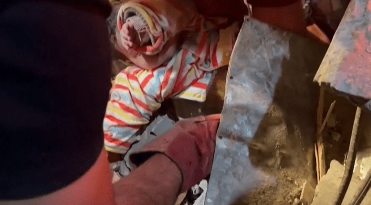 Momentul în care o fetiță e salvată de sub dărâmături după un atac aerian al Israelului asupra Rafah. VIDEO