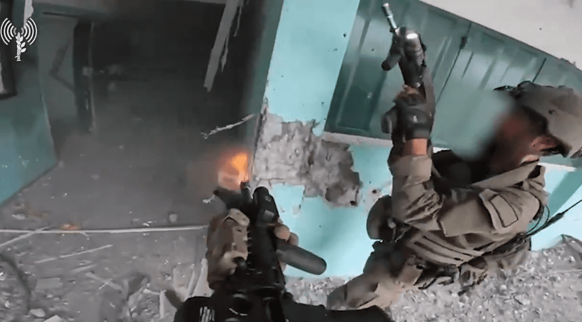 Trupele israeliene iau cu asalt o școală din orașul Gaza, unde se ascundeau militanți Hamas, care au încercat o ambuscadă. VIDEO