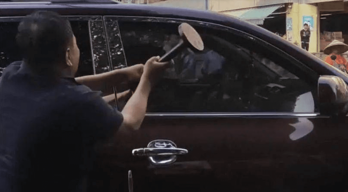 Un cizmar este erou în China, după ce a salvat un șofer care leșinase la volan, în mijlocul drumului | VIDEO