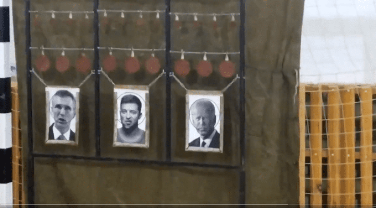 Copiii ruși iau lecții de „patriotism” trăgând cu arma în fotografii cu Zelenski, Biden și Stoltenberg | VIDEO