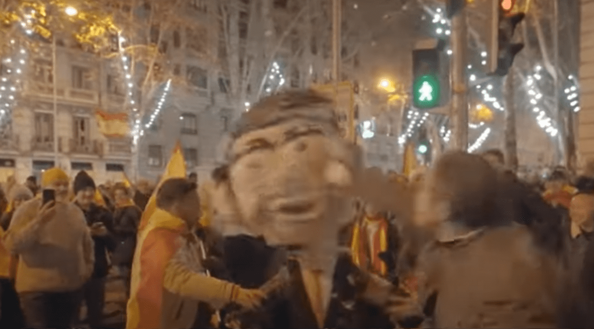 Partidul Socialist spaniol a depus plângere împotriva celor care au linșat un manechin cu chipul premierului Pedro Sanchez | VIDEO