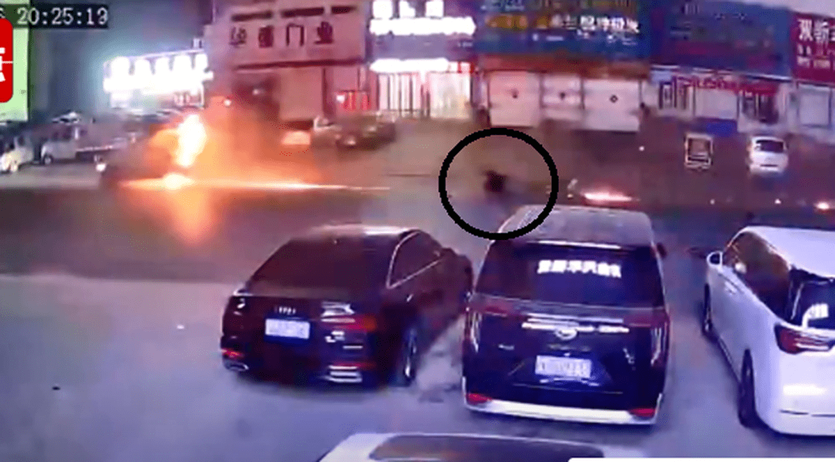 Momentul în care șoferul sare dintr-o mașină cuprinsă de flăcări, în China, și scapă teafăr | VIDEO