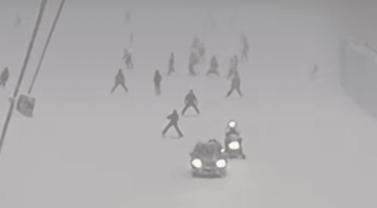 Un șofer a ajuns cu mașina pe o pârtie din Italia: „N-am mai văzut marcajul de pe șosea” | VIDEO