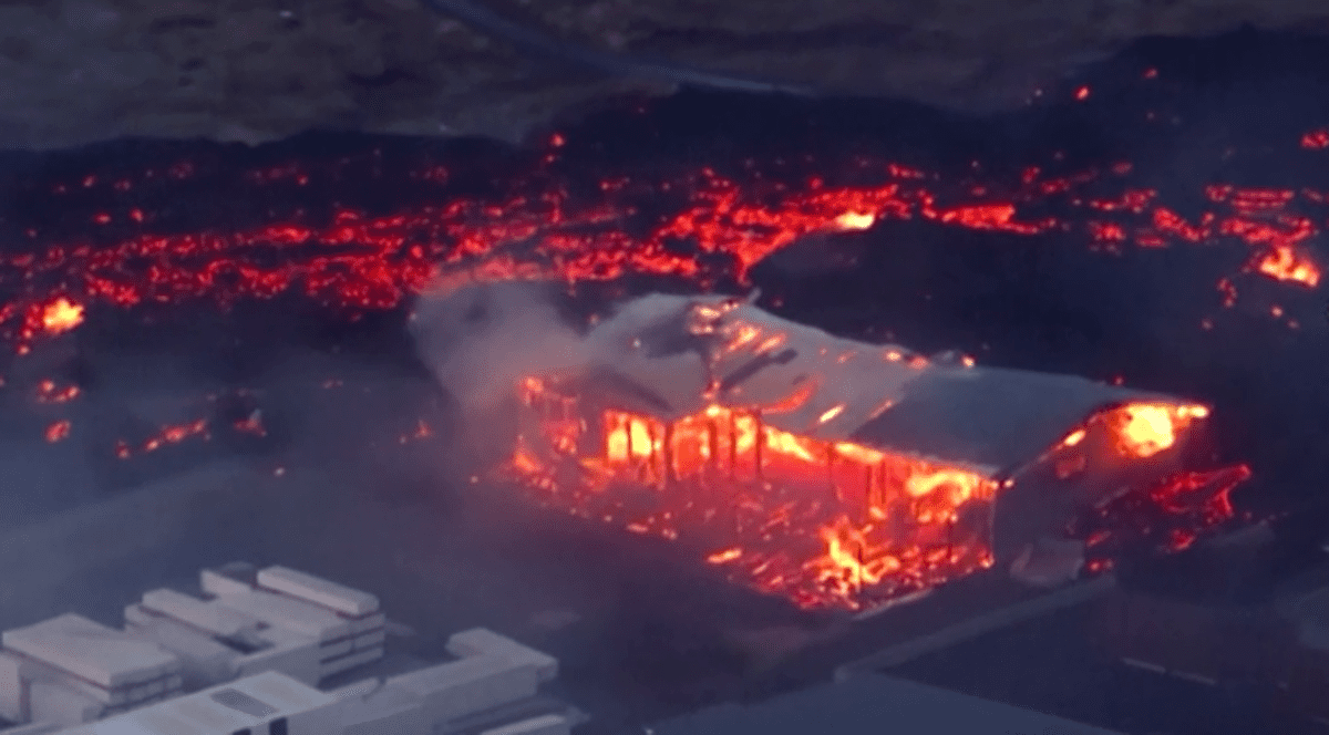 „Ar putea fi sfârșitul”. Imagini din orașul islandez Grindavik, unde casele ard cuprinse de lavă, după o nouă erupție - VIDEO