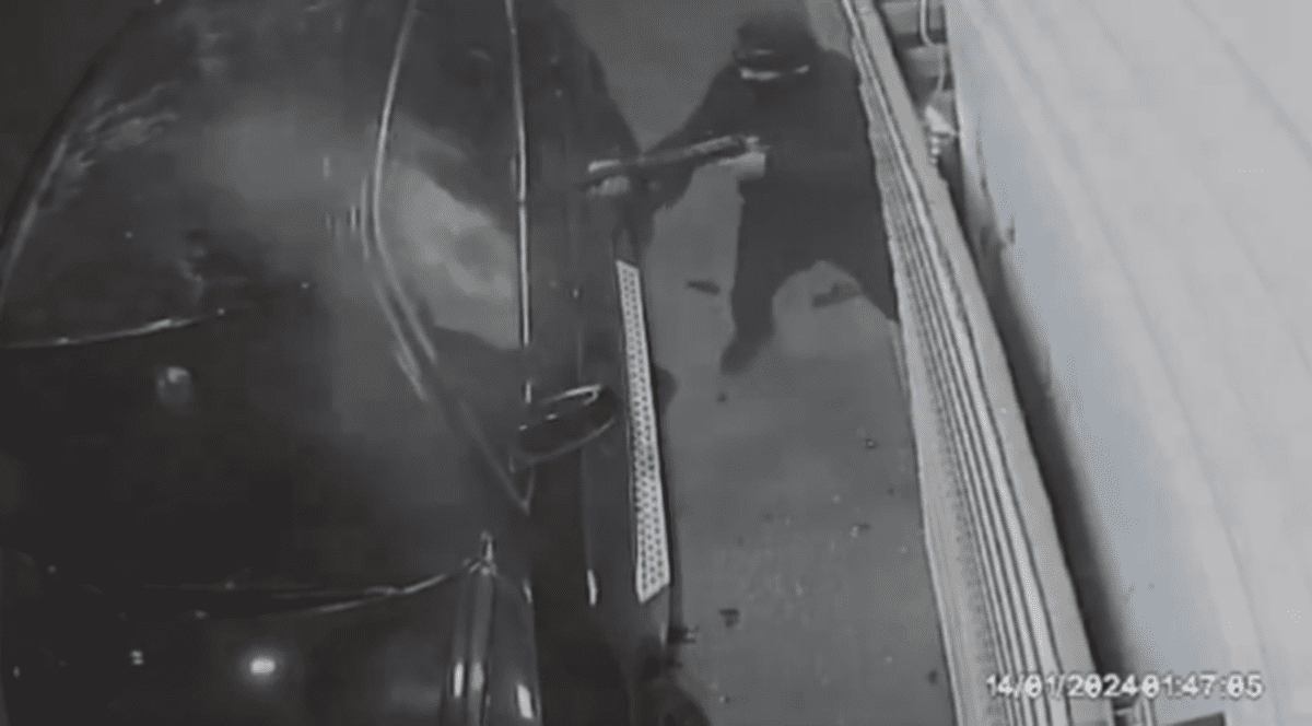 Crimă în stil mafiot la o benzinărie din Atena: Șeful unui clan interlop, ucis cu peste 90 de gloanțe