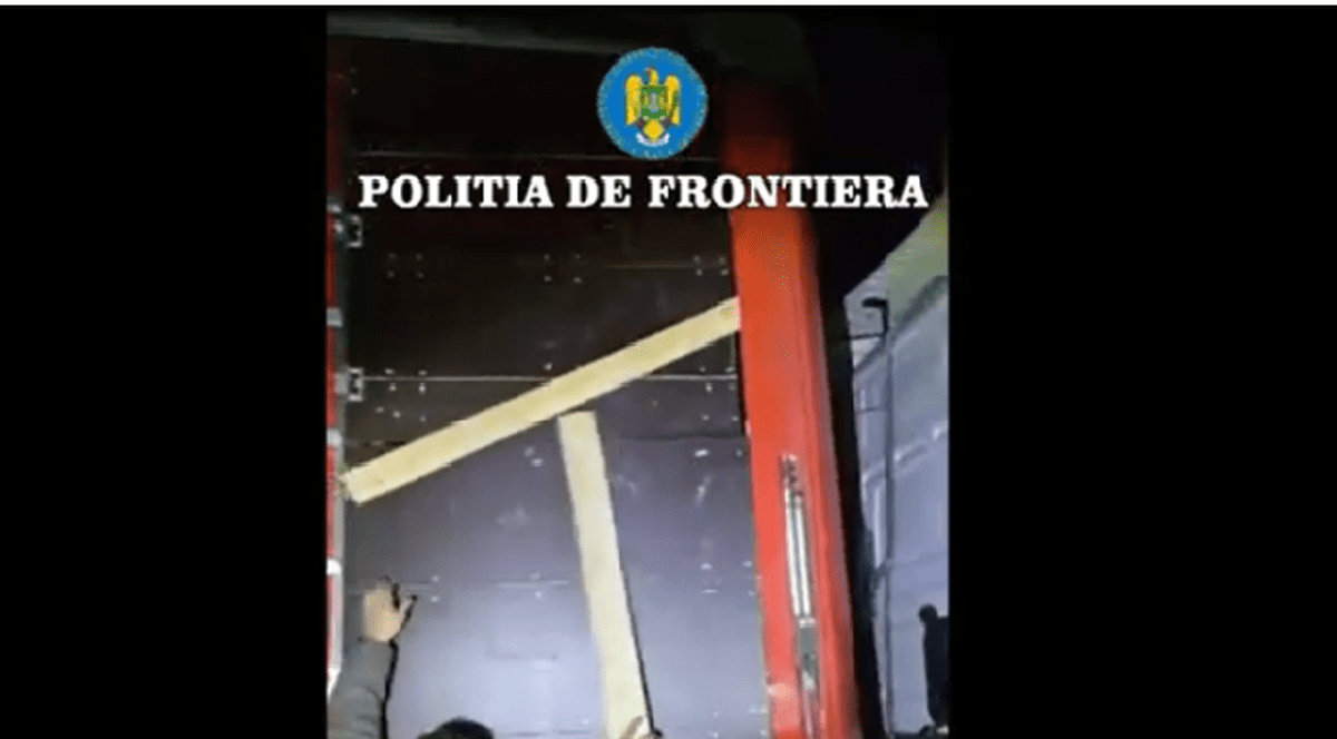 Aproape 50 de migranți au fost prinși la vama Nădlac II încercând să iasă ilegal din România ascunși în două TIR-uri