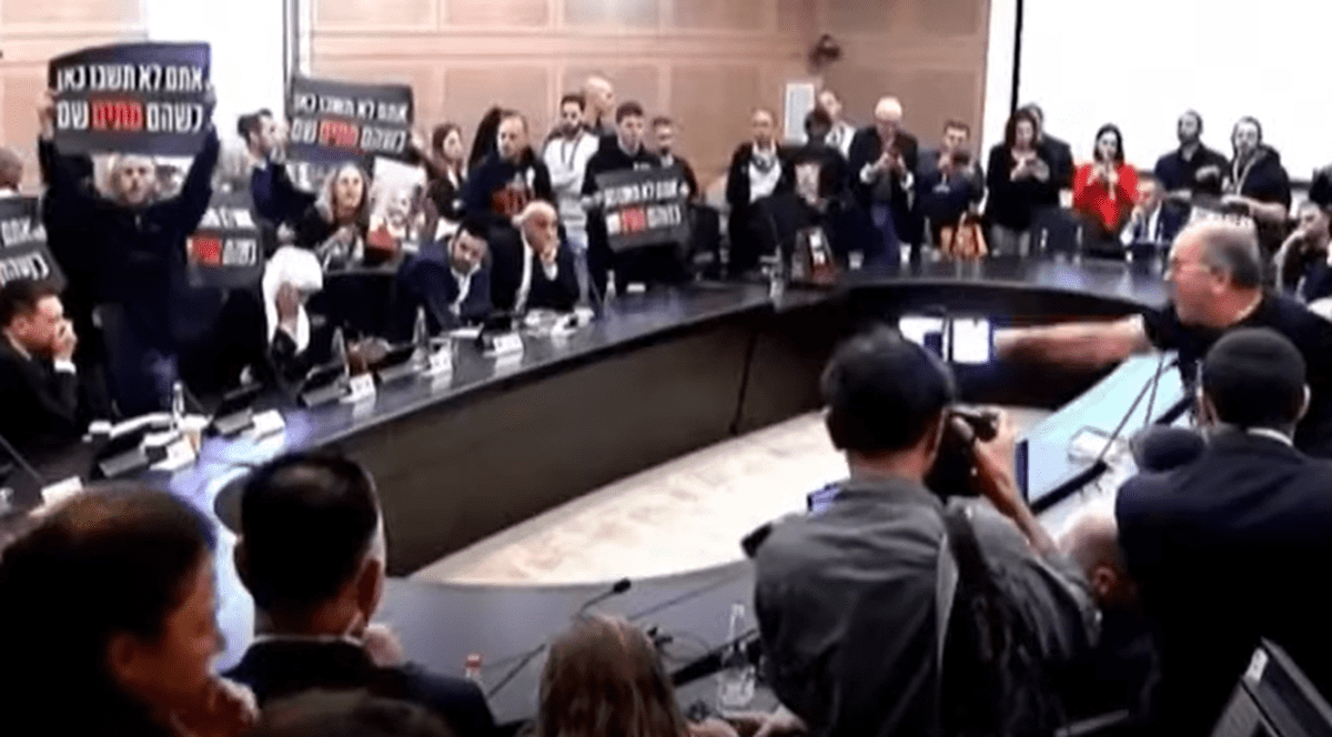 Familiile ostaticilor israelieni în Gaza au dat buzna în Parlamentul israelian. „Nu veți sta aici când ei mor acolo”