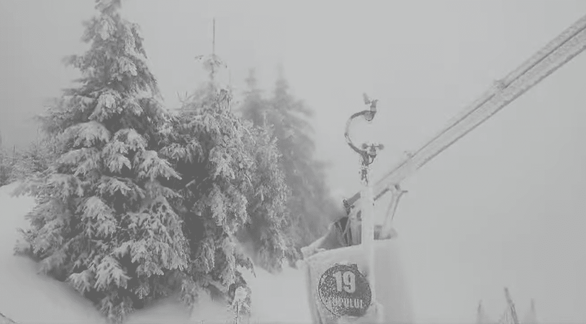 Instalaţii pe cablu oprite şi concurs de schi anulat în Poiana Brașov din cauza viscolului puternic. Unde se mai poate schia. VIDEO