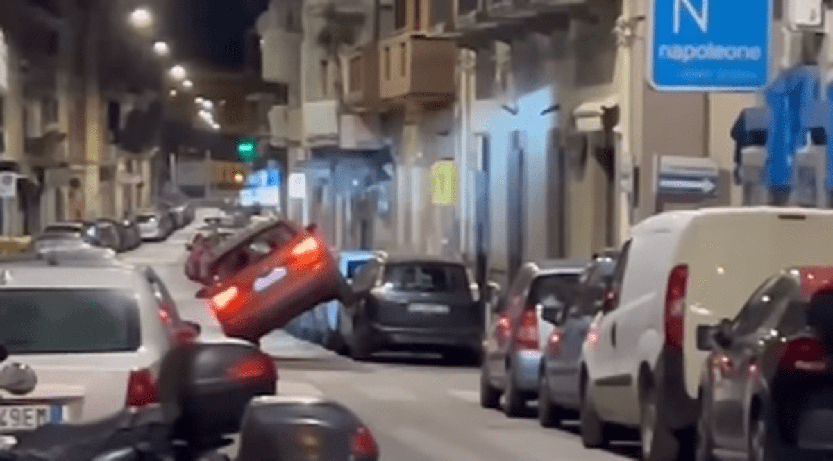 „Din fericire, nu a ucis pe nimeni”. Un șofer de SUV a avariat 13 mașini într-o noapte, în Bari, după ce s-a „urcat” pe ele | VIDEO