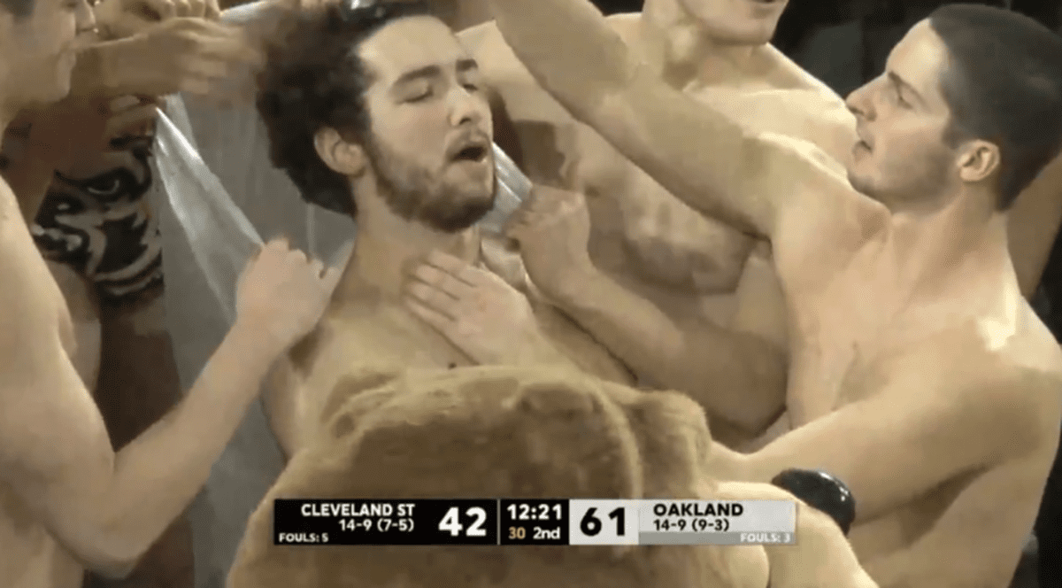 Un fan ras în cap în tribună, în spatele coșului, metoda pentru a face un jucător advers să rateze, în SUA | VIDEO