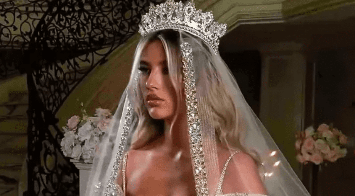 O rochie de mireasă creată de un designer din Kosovo a devenit virală pe rețelele sociale: „Te simți ca o regină, dar cum poți dansa?” | VIDEO