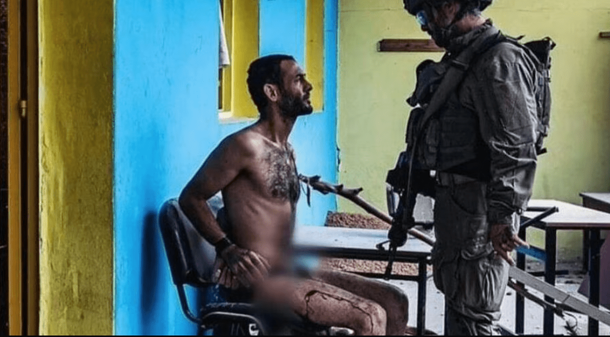 Soldat israelian care interoghează un palestinian dezbrăcat, legat la mâini și plin de sânge. Experți juridici: „Rele tratamente aplicate prizonierilor”