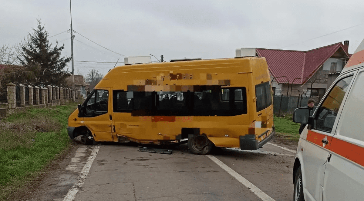 Microbuz școlar, implicat într-un accident pe un drum din Tulcea. Doi elevi au ajuns la spital