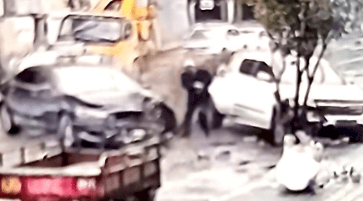 A scăpat la milimetru. Un bărbat s-a ales doar cu o sperietură, după ce două mașini s-au ciocnit lângă el, într-o intersecție, în China | VIDEO