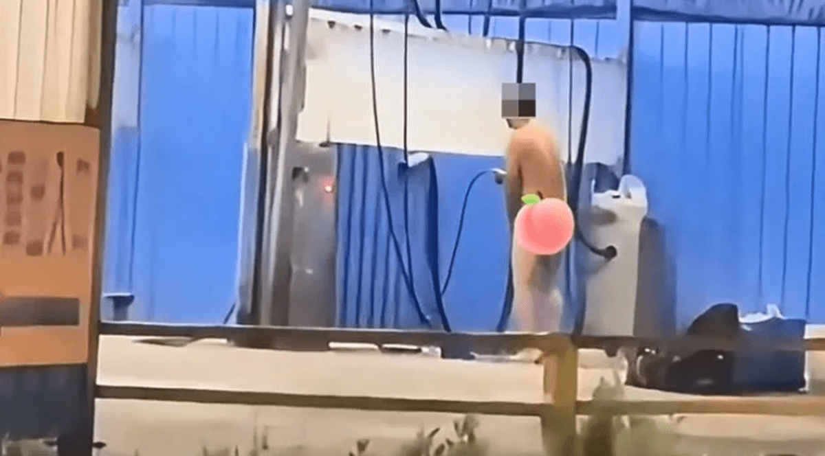 Un bărbat riscă o amendă drastică după ce a fost filmat făcând duș într-o spălătorie auto din Taipei | VIDEO