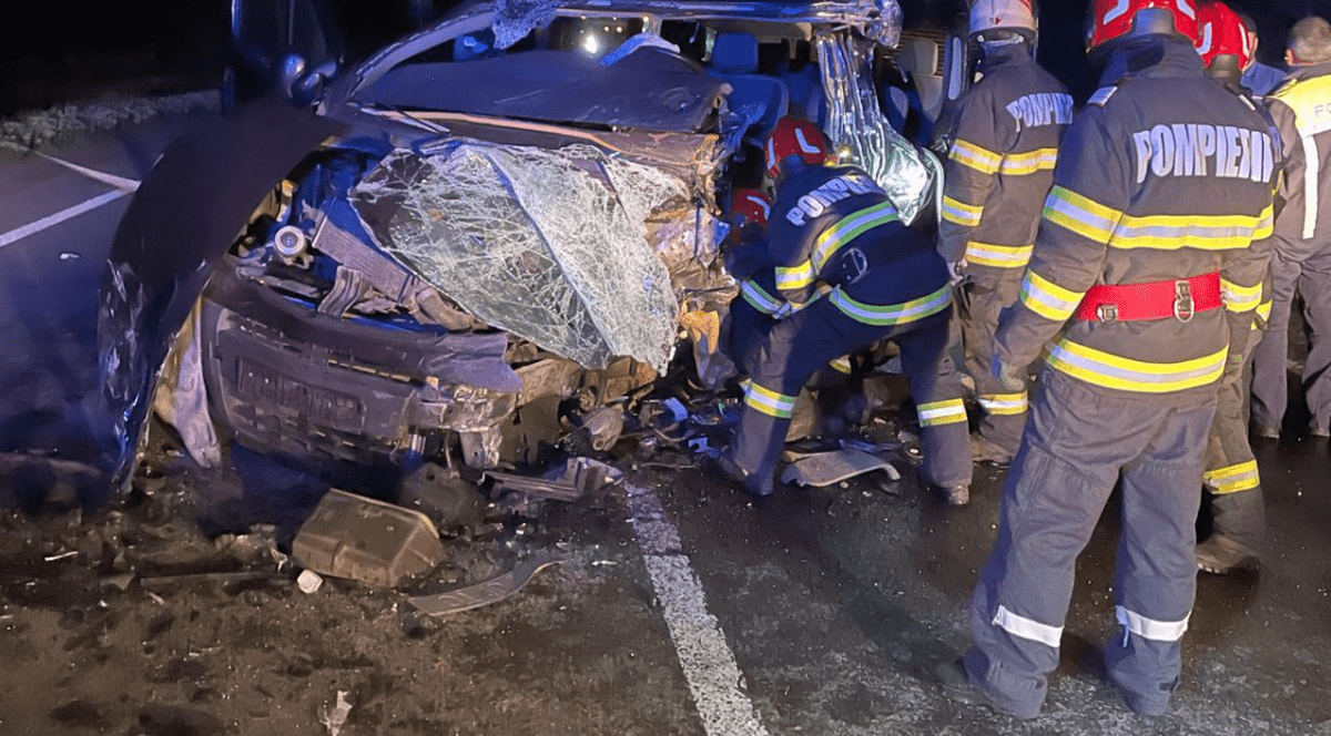 Accident grav în Cluj. Trei bărbați, răniți după ce o mașină şi două autoutilitare s-au ciocnit