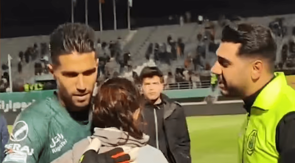 Portarul naționalei de fotbal a Iranului a fost suspendat și amendat, după ce a îmbrățișat o femeie fără hijab care intrase pe teren să-l felicite | VIDEO