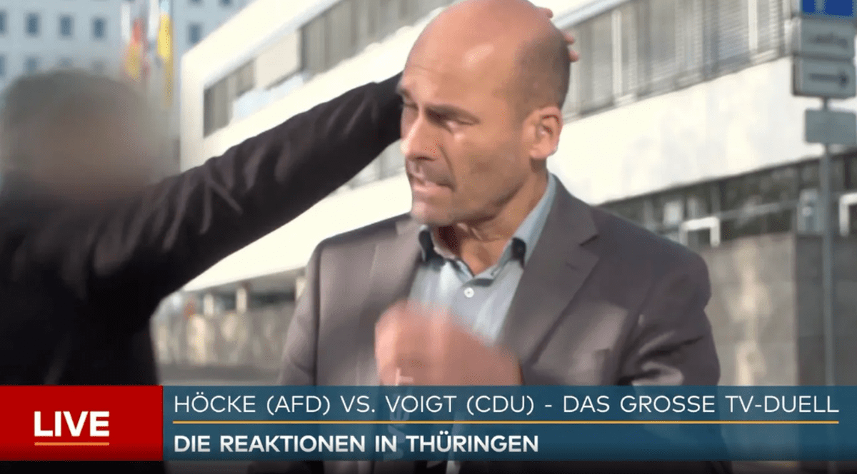 Momentul în care un reporter german primește o palmă peste ceafă și un bobârnac, în timp ce transmitea în direct | VIDEO