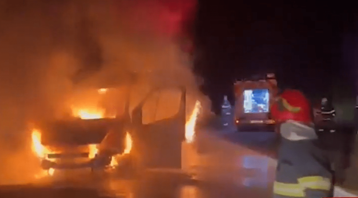 O ambulanță care ducea o femeie la spital a luat foc în noaptea de Înviere, în Mureș. Pacienta, salvată în ultimul moment