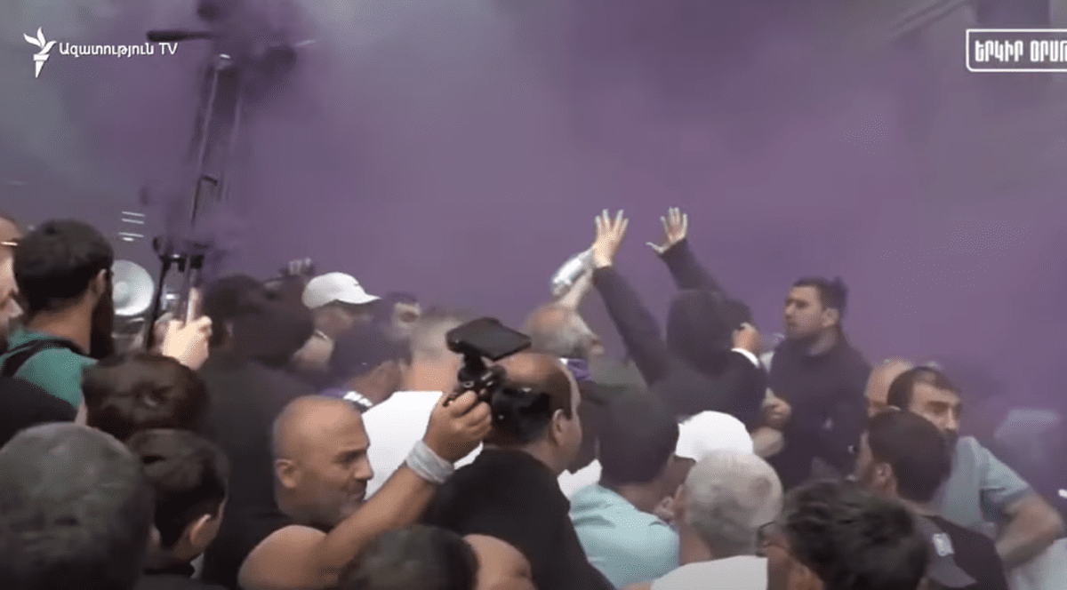 Noi proteste la Erevan, din cauza acordului cu Azerbaidjan. Manifestanții au aruncat cu grenade fumigene și s-au bătut cu Poliția | VIDEO