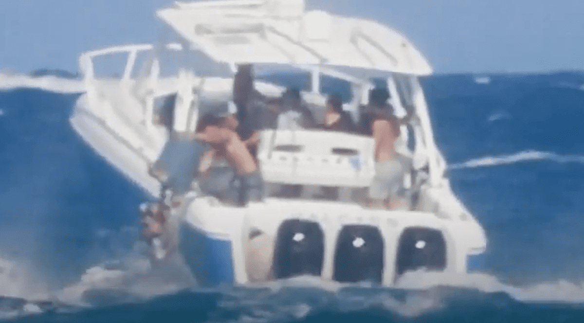 Ce pedeapsă riscă doi adolescenți din SUA care au petrecut pe un iaht cu prietenii și au fost filmați aruncând gunoiul în ocean | VIDEO