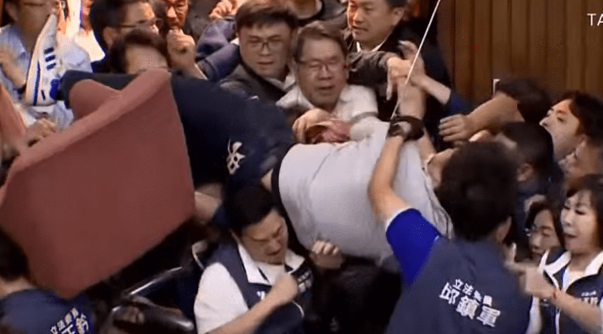 Deputații din Taiwan s-au bătut în Parlament. Momentul care a declanșat haosul | VIDEO