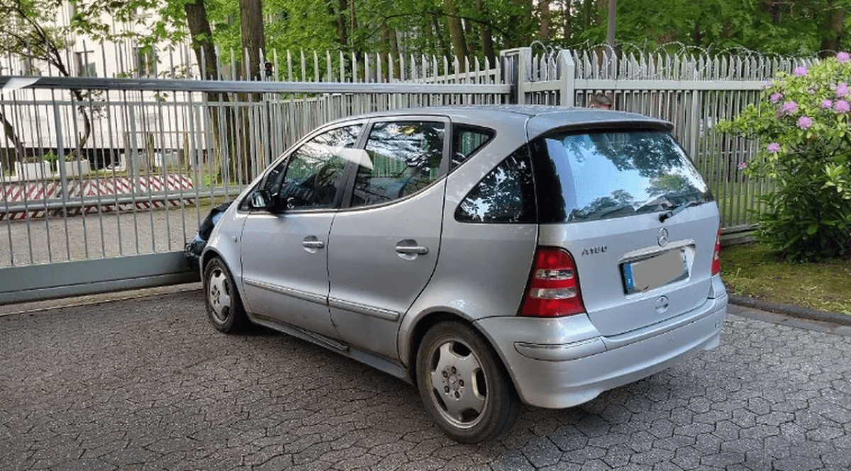 Un șofer a intrat cu viteză în poarta Consulatului General al Rusiei de la Bonn