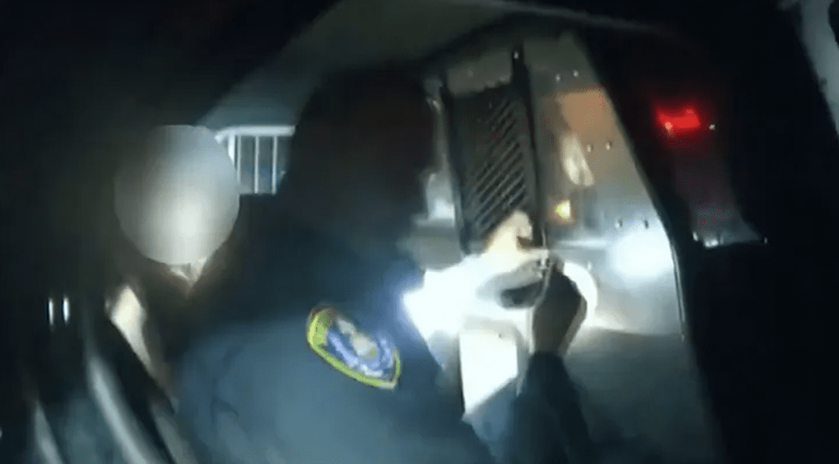 Un polițist din SUA a demisionat după ce s-a blocat în mașină cu femeia pe care o arestase și avut nevoie ca un coleg să-i elibereze | VIDEO