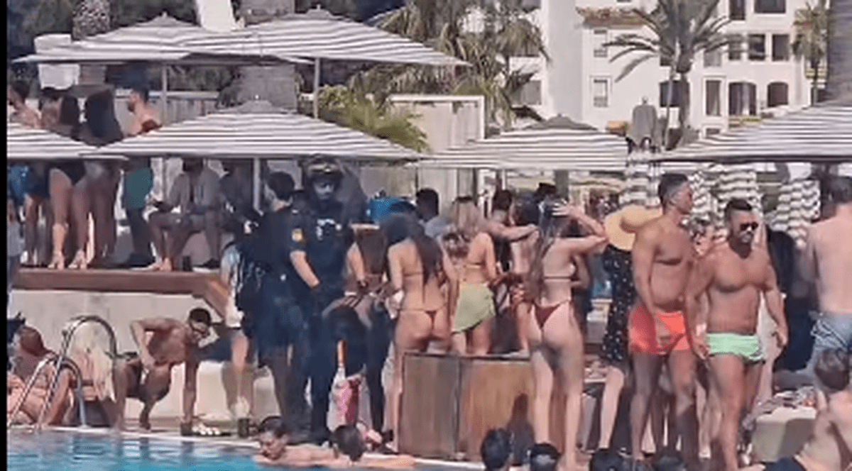 Operațiune antidrog în cel mai popular club din Marbella. Clienții, scoși din piscină de poliție | VIDEO